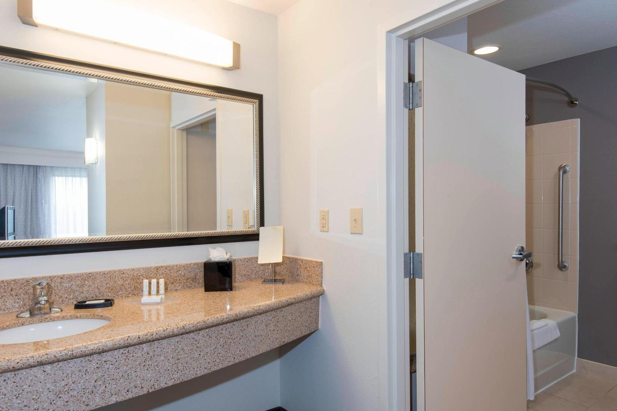 Отель Courtyard By Marriott San Antonio North Stone Oak At Legacy Экстерьер фото